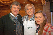 Grünwalder Einkehr Wirt Peter Pongratz mit Susy und Michela von der Fattoria La Vialla, die hier zu Gast war am 19.11.2013 (©Foto:Martin Schmitz)